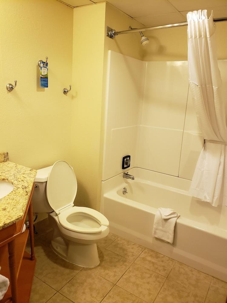 Baymont By Wyndham Southfield/Detroit Hotel Екстериор снимка